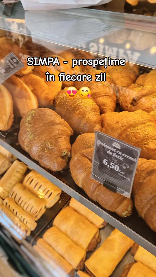 Croissante și patiserie proaspătă la vitrină