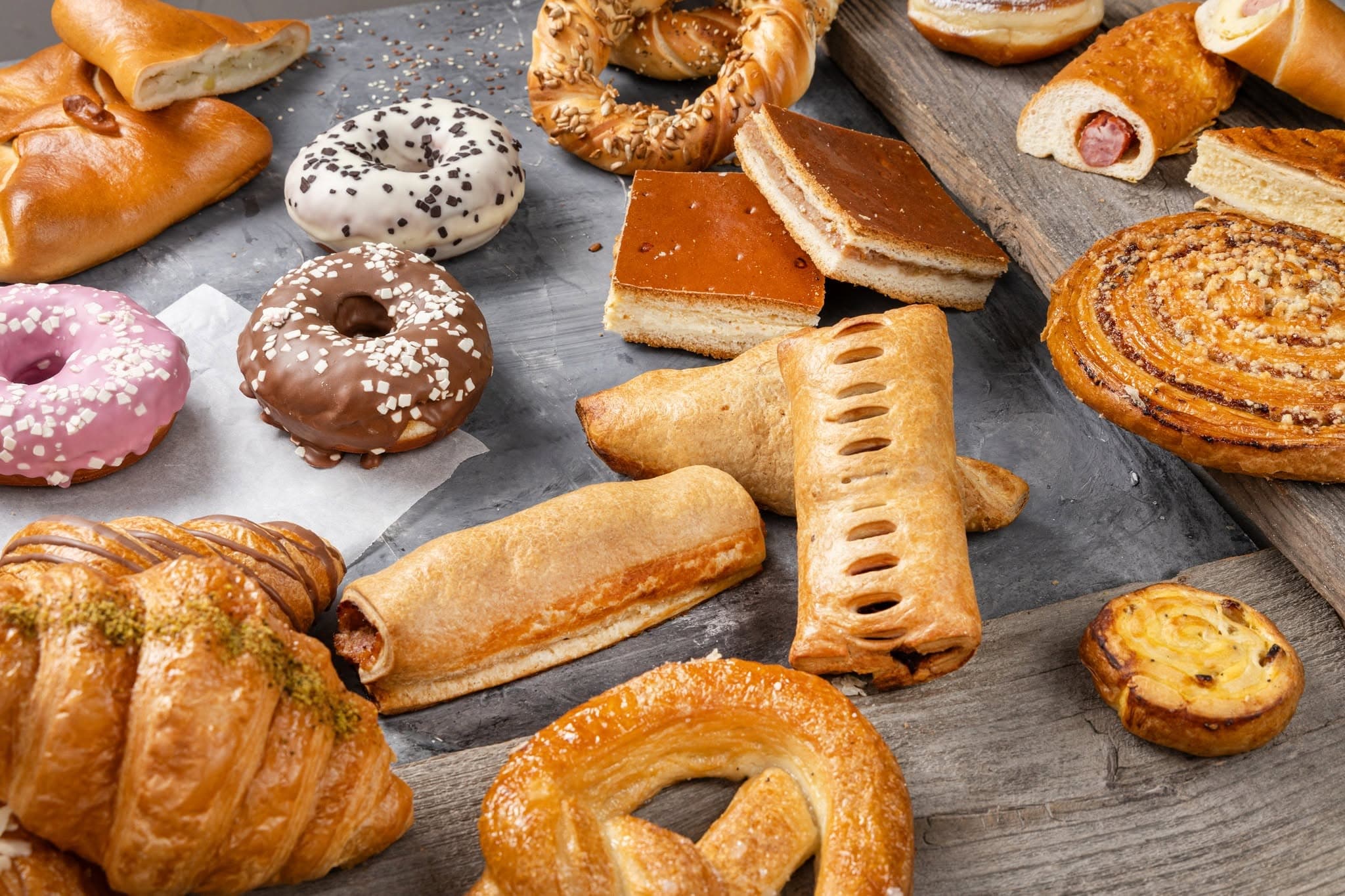 Diverse produse de patiserie aranjate pe masă